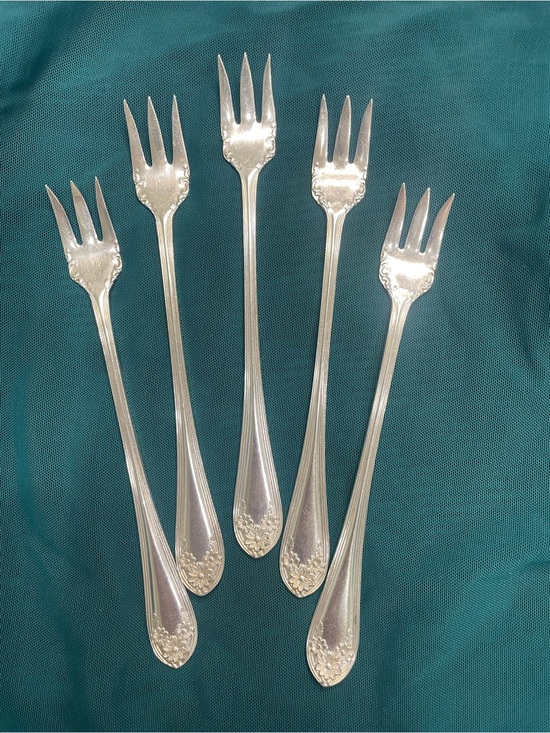 William Rogers & Sons Kinsington Other - New Daisy Anya Rose William Roger’s & Sons Silver Appetizer Forks - Set of 5
